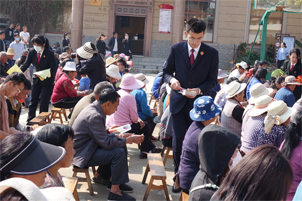 发放宣传册.jpg